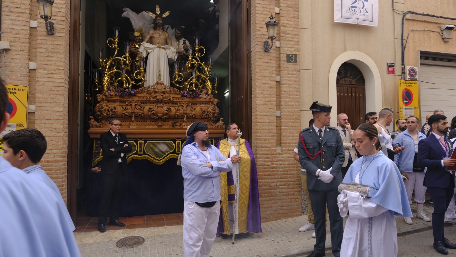 La Procesión de Los Ángeles de sobrepuso a la lluvia, en imágenes