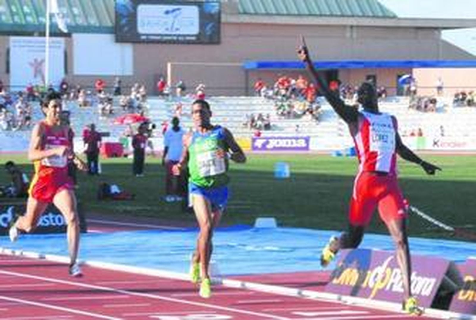 El cubano Yeimer López levanta el brazo derecho como vencedor de los 800 metros seguido por el brasileño Kleberson Davide y el sevillano Antonio Reina.