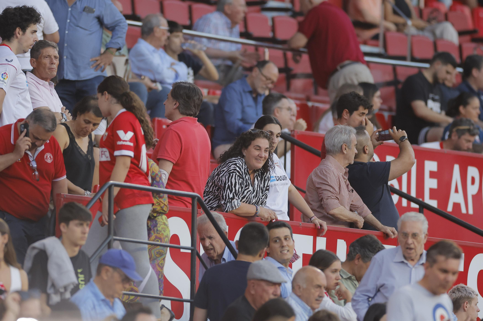 Búscate en las fotos del Sevilla-Girona