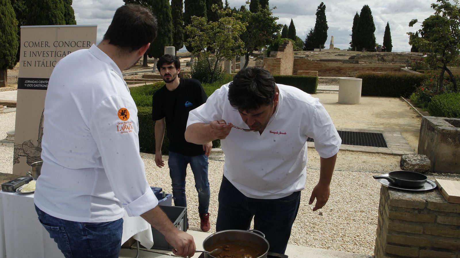 Gonzalo Jurado prepara uno de los platos del 'showcooking' en Itálica.