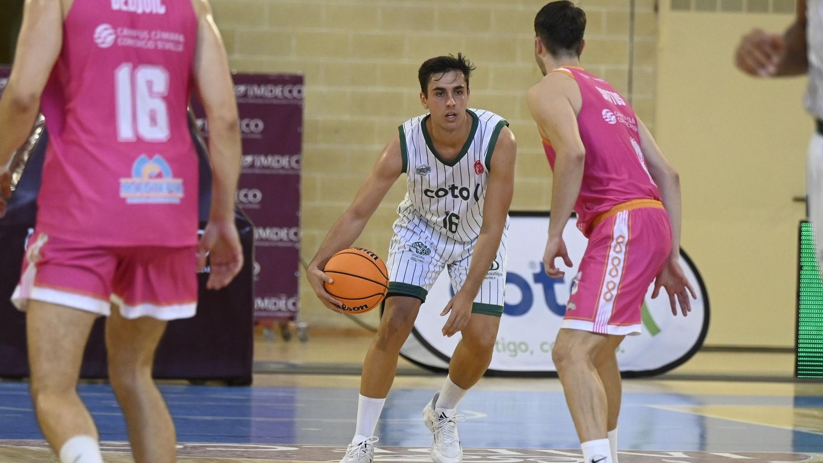Pablo Sánchez sube la bola en el arranque del Coto Córdoba - Caja 87 de la Copa de España de baloncesto.