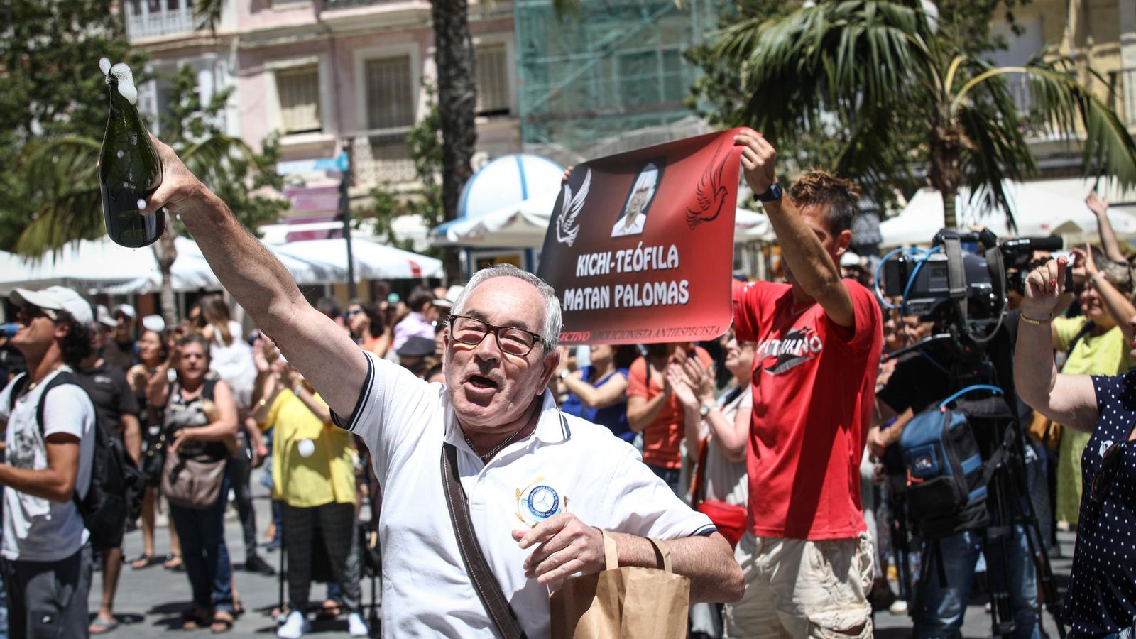 El ciudadano Pepe Flores descorcha una botella de cava. El ciudadano Pepe Flores descorcha una botella de cava.
