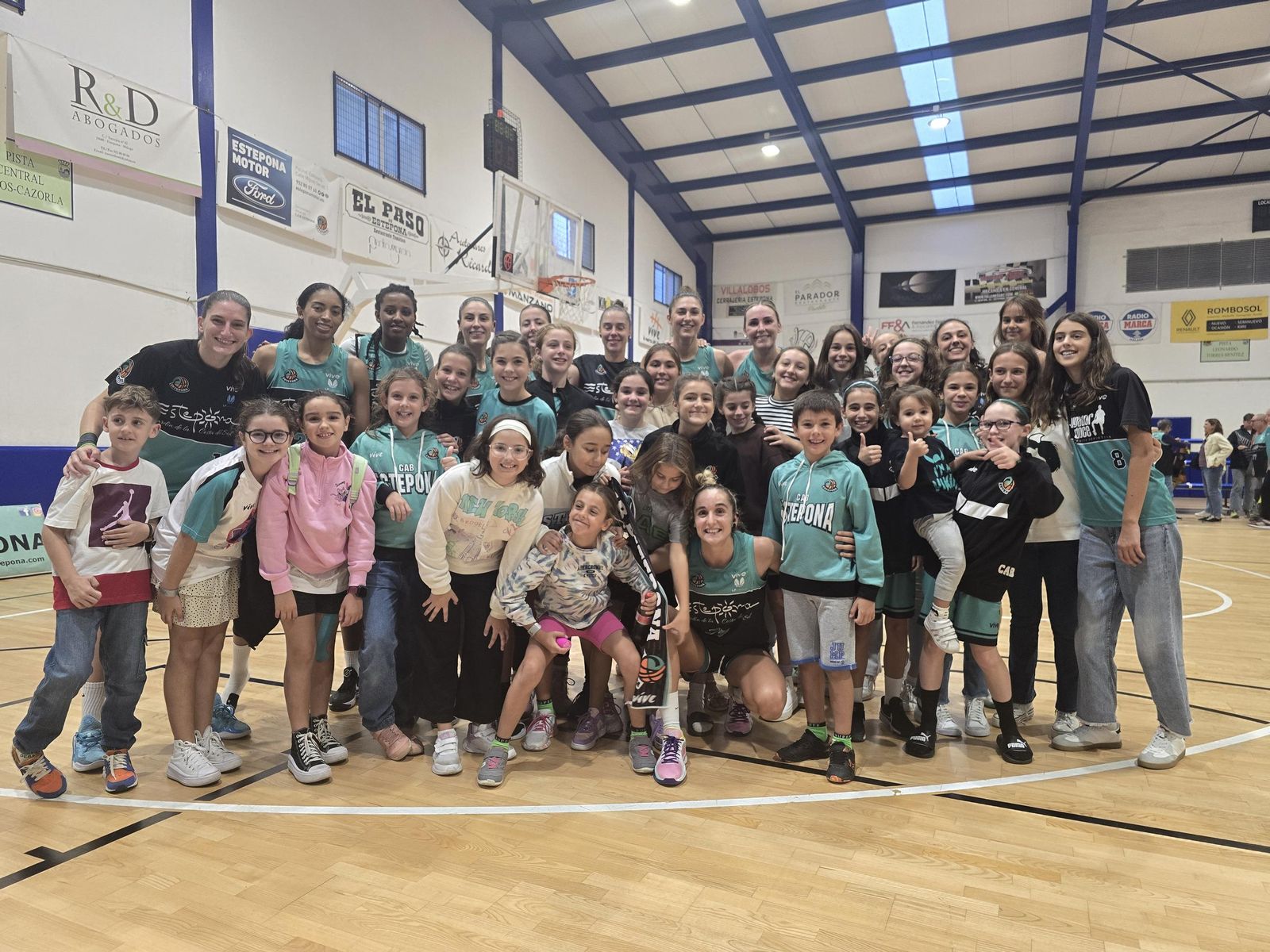 El CAB Estepona celebra el triunfo.