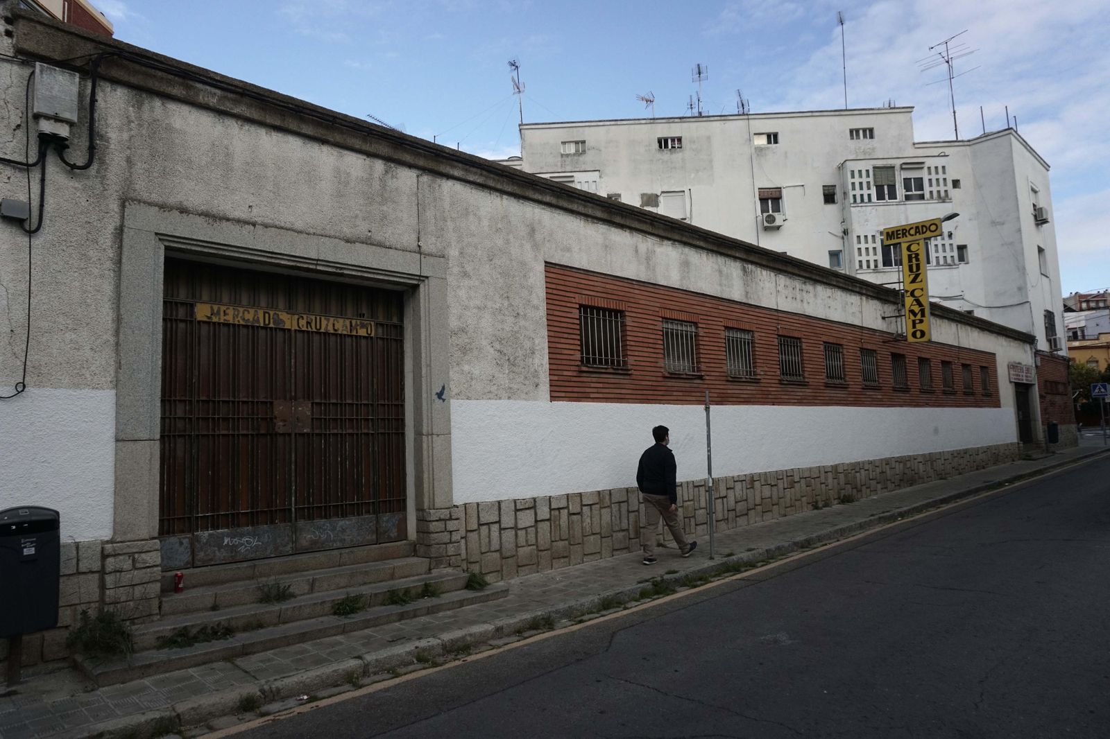 Un hombre camina junto al edificio, que fue construido en 1962 y lleva casi 30 años abandonado.