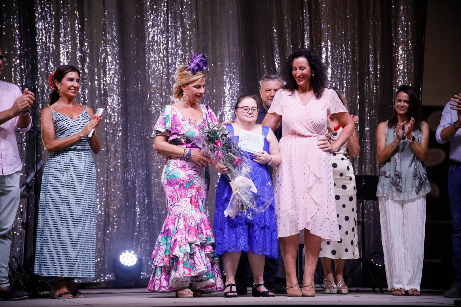 Entrega del reconocimiento en el X homenaje mujer.