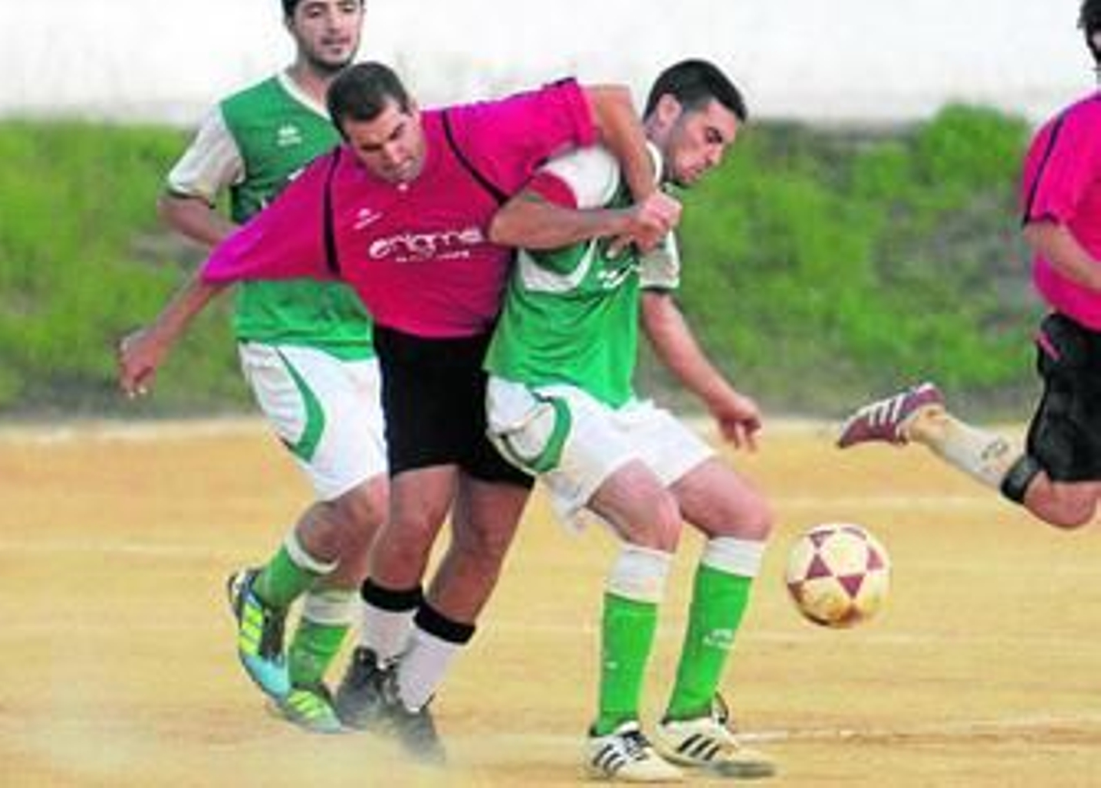 La Herradura se dejó el primer puesto en casa del Dúrcal, que accede a la zona de ascenso.