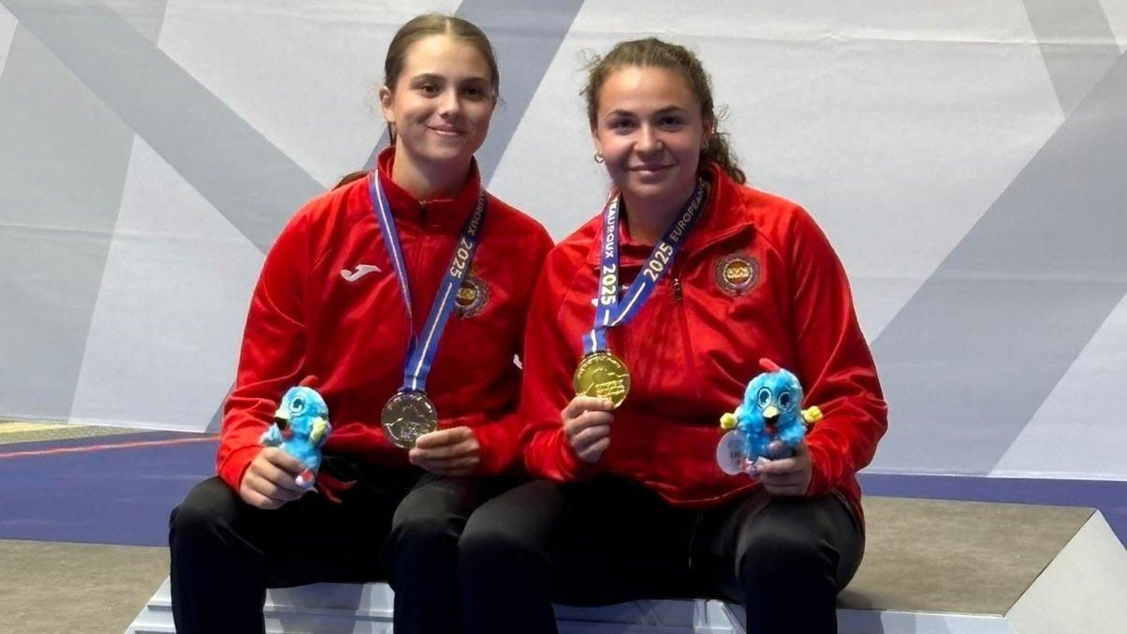 Noelia Pontes, a la derecha en la imagen, con su medalla de oro del Campeonato de Europa disputado en Chateauroux (Francia).