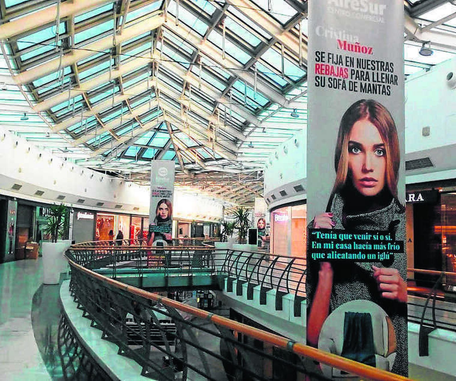 Interior del Centro Comercial Airesur en Castilla de la Cuesta.