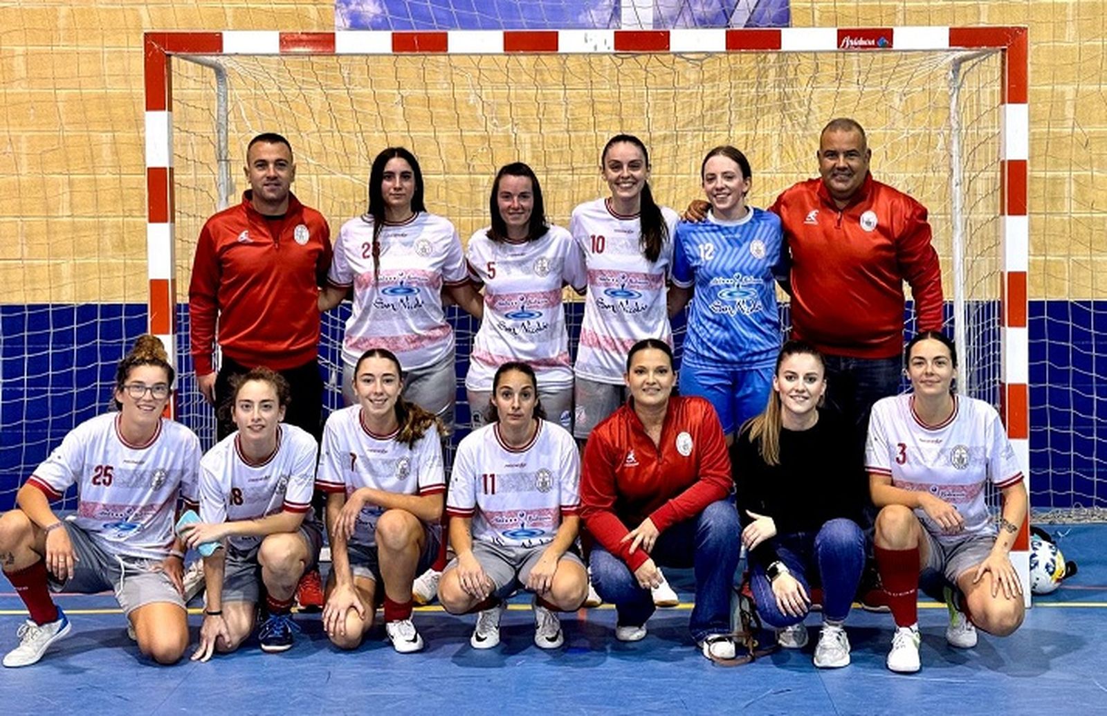 Las jugadoras de la AD Alhama, uno de los equipos que compite en categoría sénior, posan antes de un encuentro.