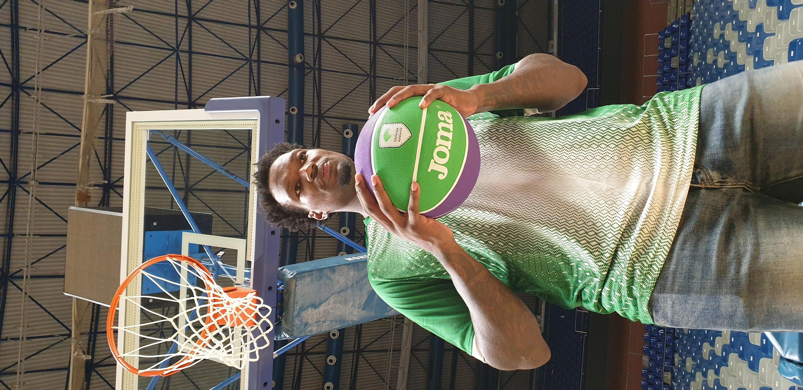 La presentación de Deon Thompson con el Unicaja, en fotos