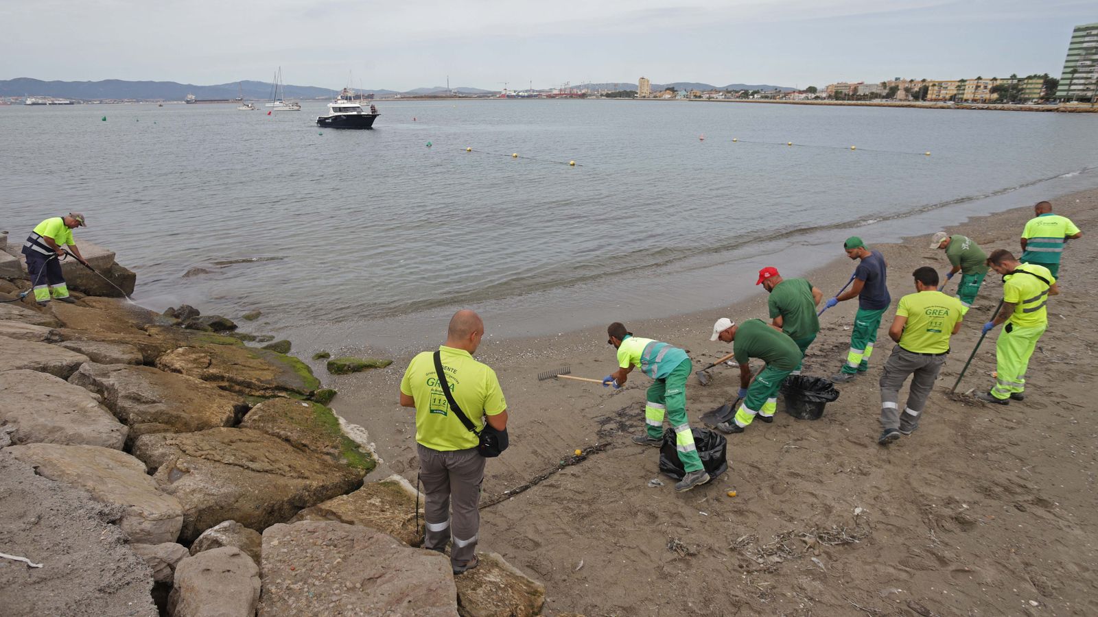 Fotos del buque hundido en Gibraltar y vertido en la playa de Poniente de La Línea