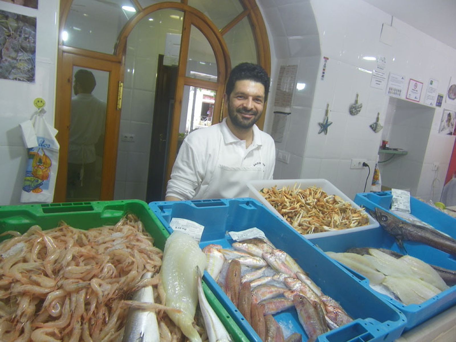 Antonio Saborido en su pescadería freidor