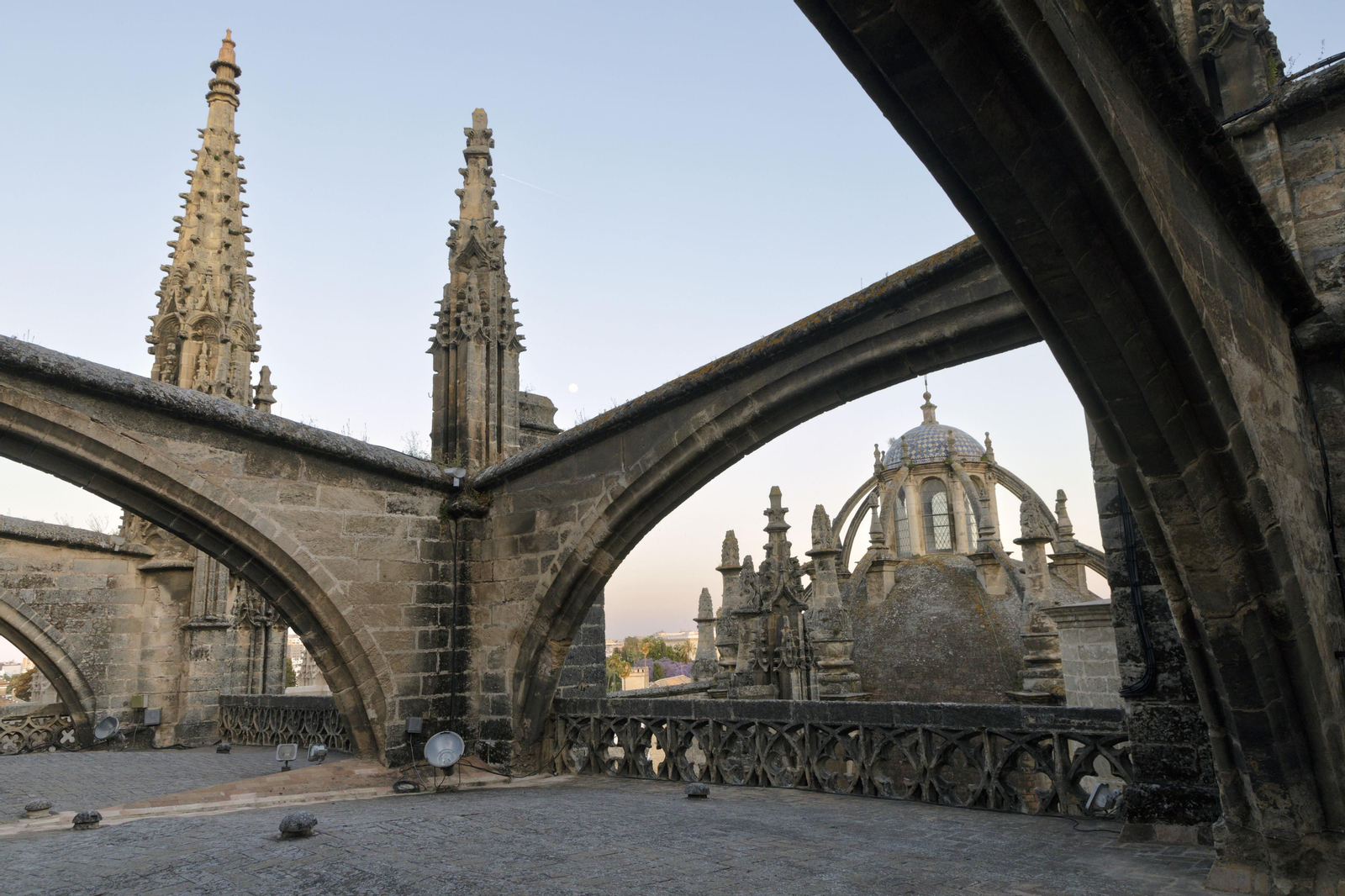 Recorrido de la visita por las cubiertas de la Catedral de Sevilla, al atardecer