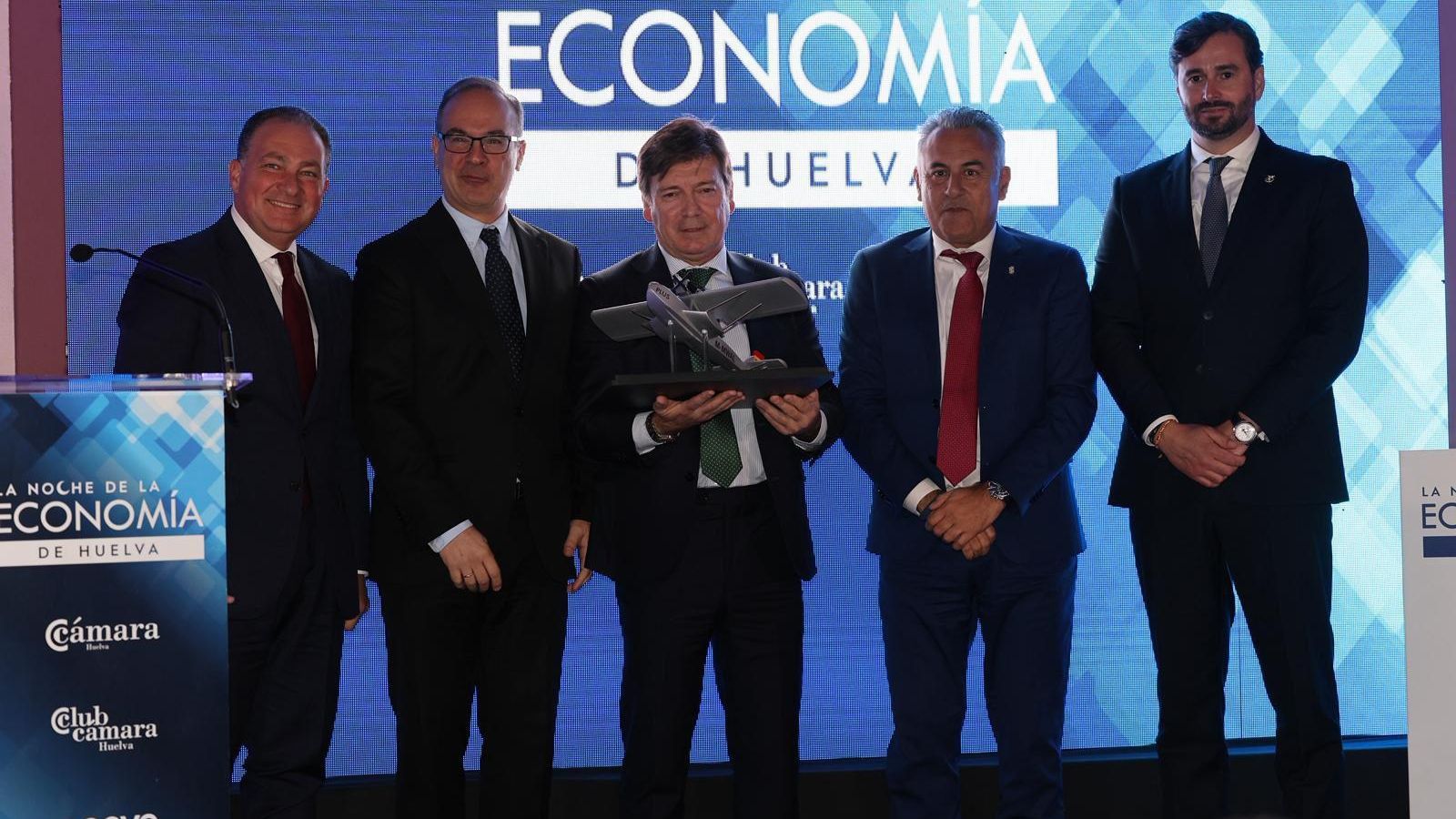 El director general de USISA, José Vázquez, con el Premio Plus Ultra.
