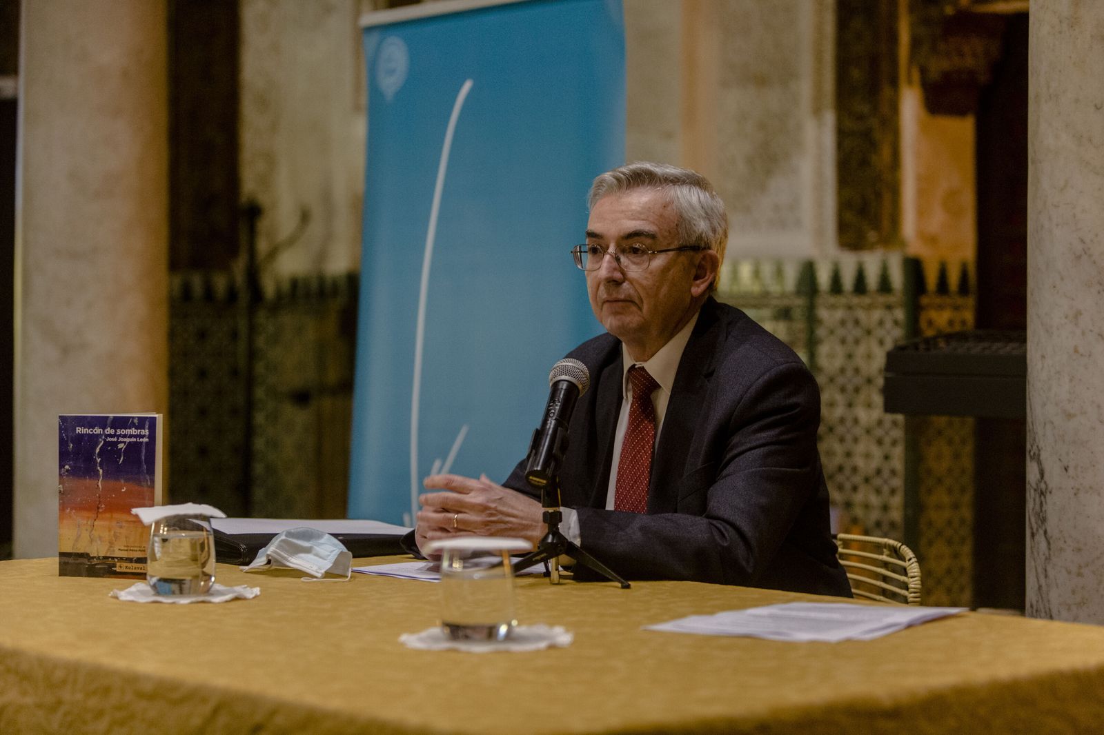 José Joaquín León presenta su libro "Rincón de sombras"