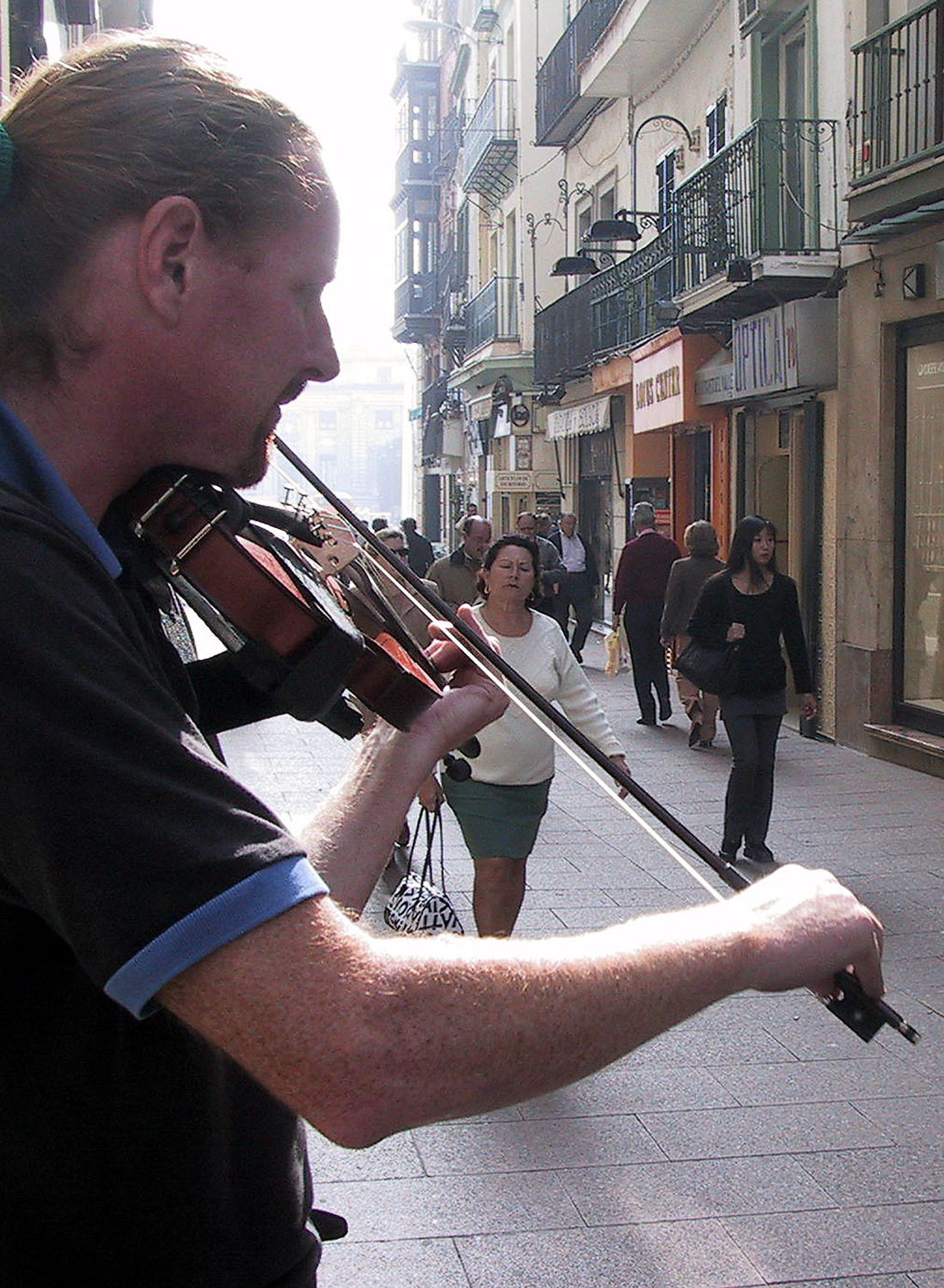 Un músico callejero ameniza la tarde en la calle Sierpes.