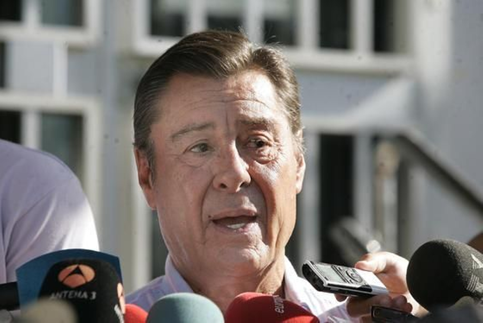 El abogado de José Bretón, José María Sánchez de Puerta, atiende a los medios tras la noticia de que los restos óseos encontrados son humanos.