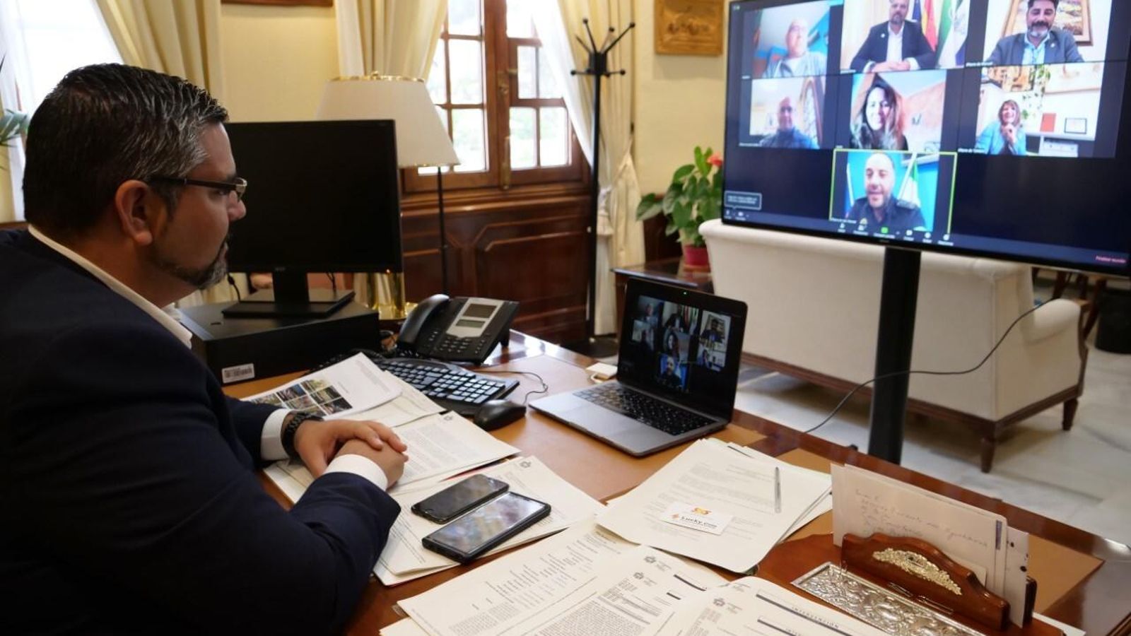 El alcalde de Mijas, Josele González en una videoconferencia.
