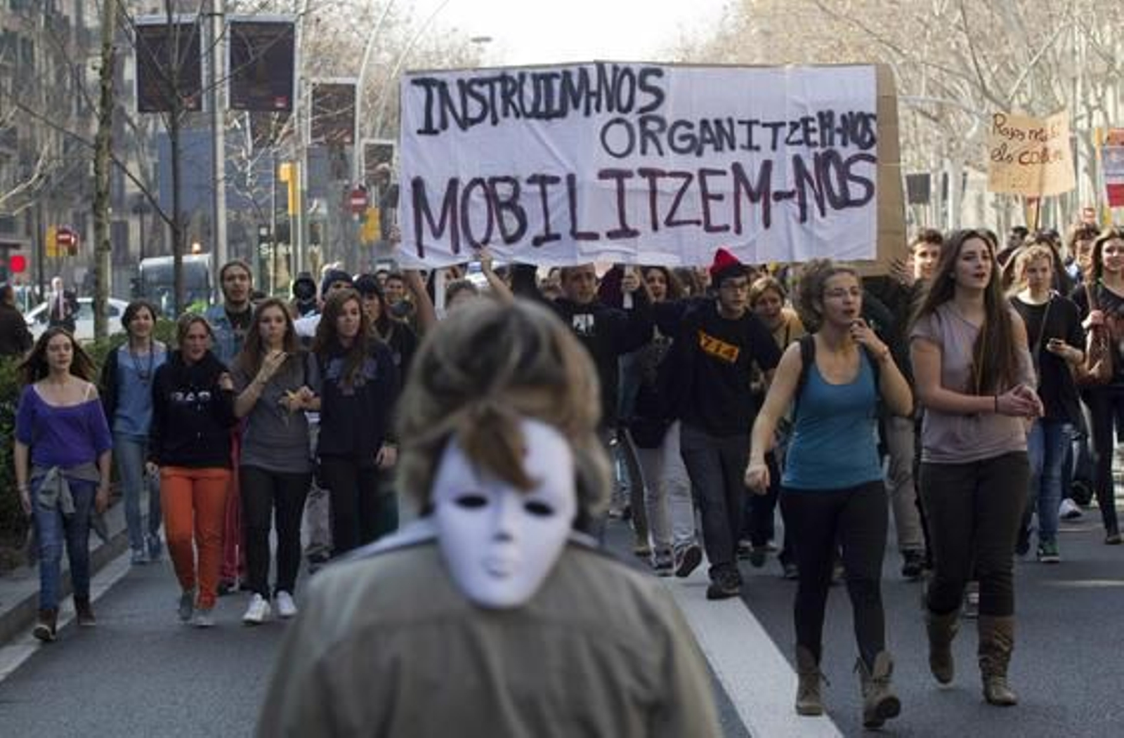 Miles de jóvenes caminan por las calles de Barcelona.  Foto: AFP Photo