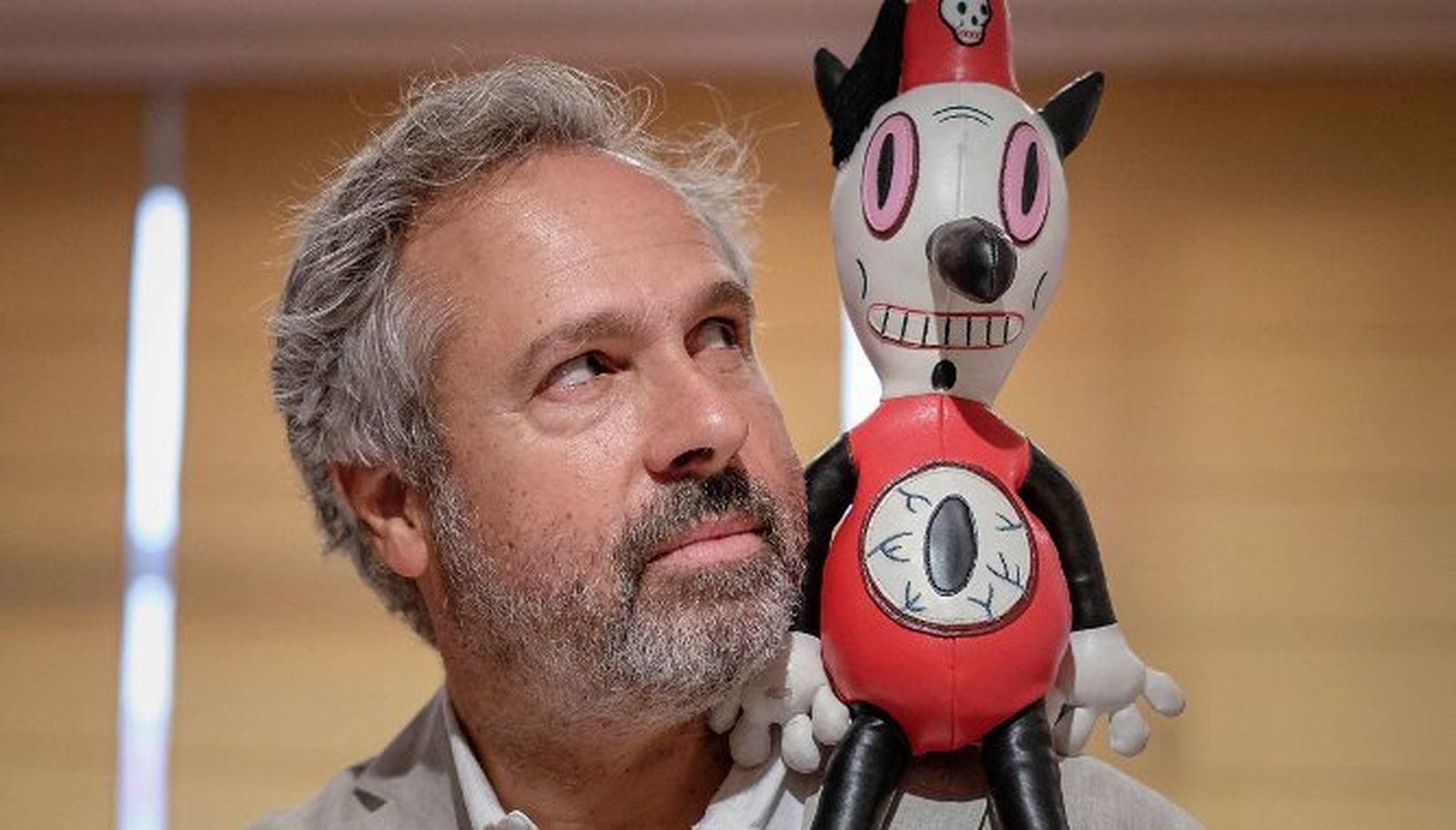 Gary Baseman posa junto a Toby en 'Diario de Cádiz'.