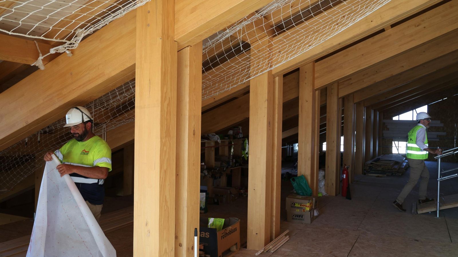 Un trabajador bajo las cerchas de la Catedral de Málaga.