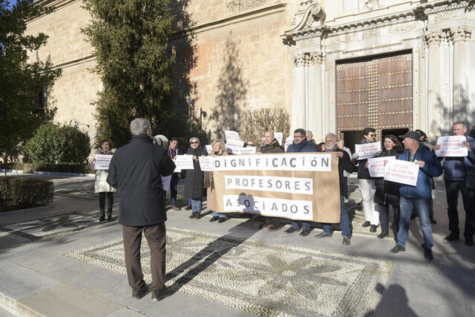 Los profesores asociados de la UGR protestan por su precariedad