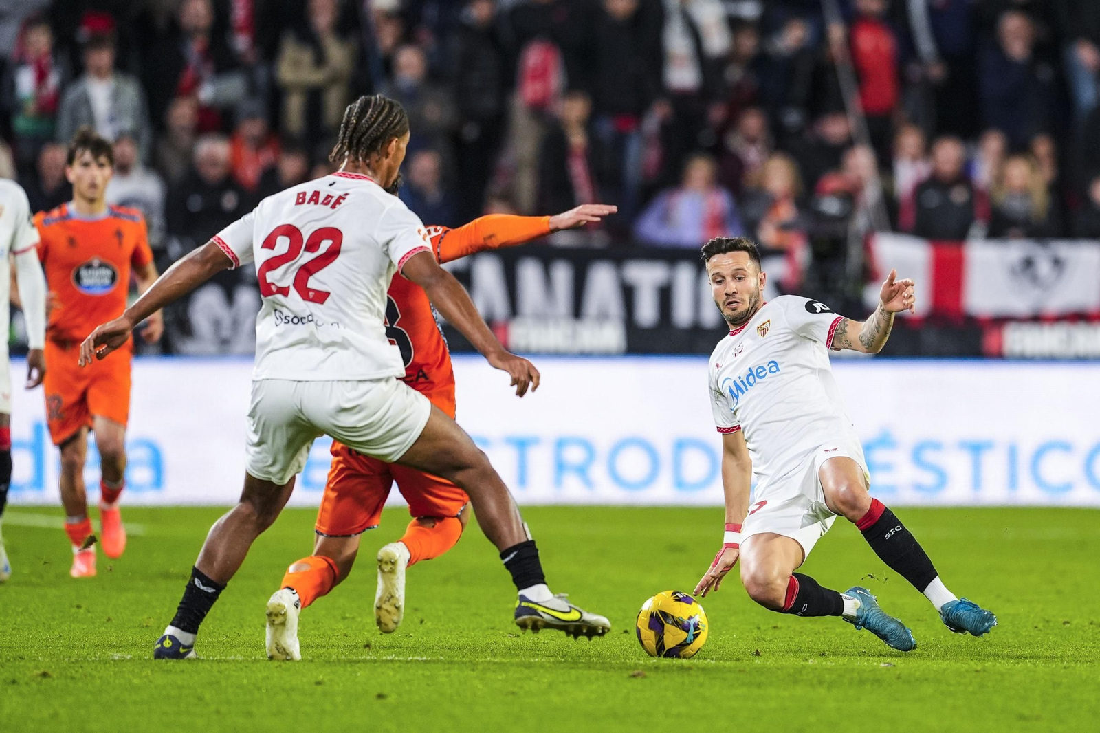 Las fotos del pobrísimo paso de Saúl Ñíguez por el Sevilla