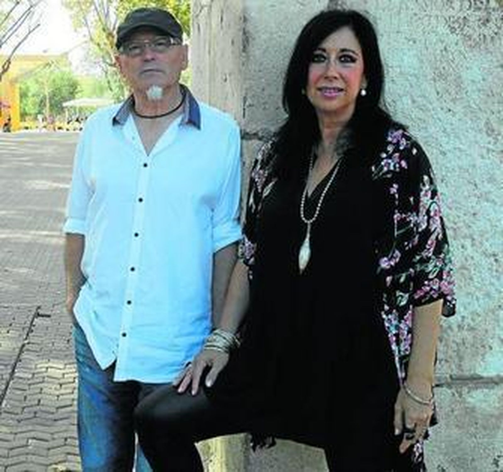 Pepe Roca y Toñi García, en la Alameda, el escenario que dio nombre al histórico grupo.