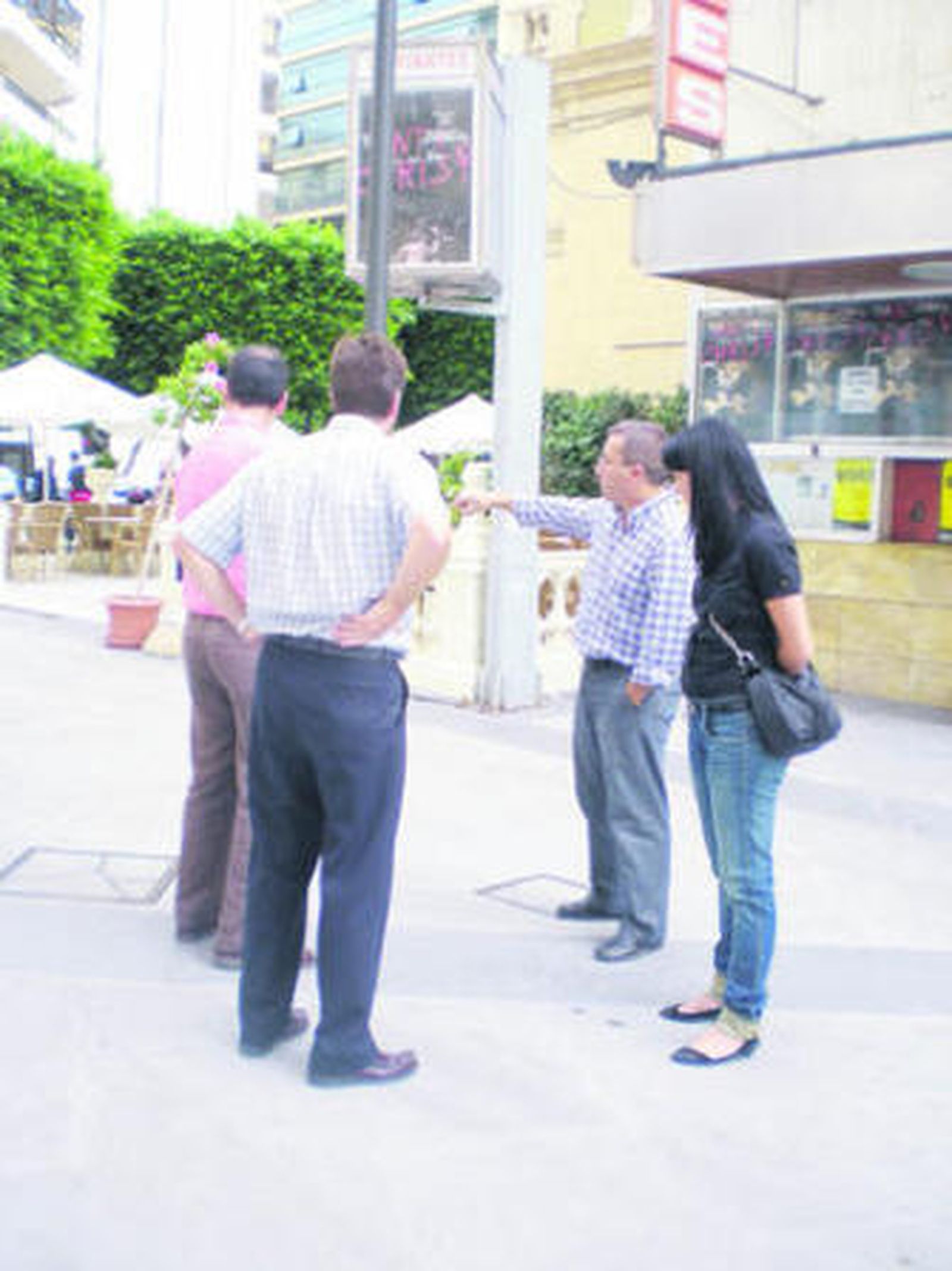 Responsables de la empresa analizan la zona ya limpia.