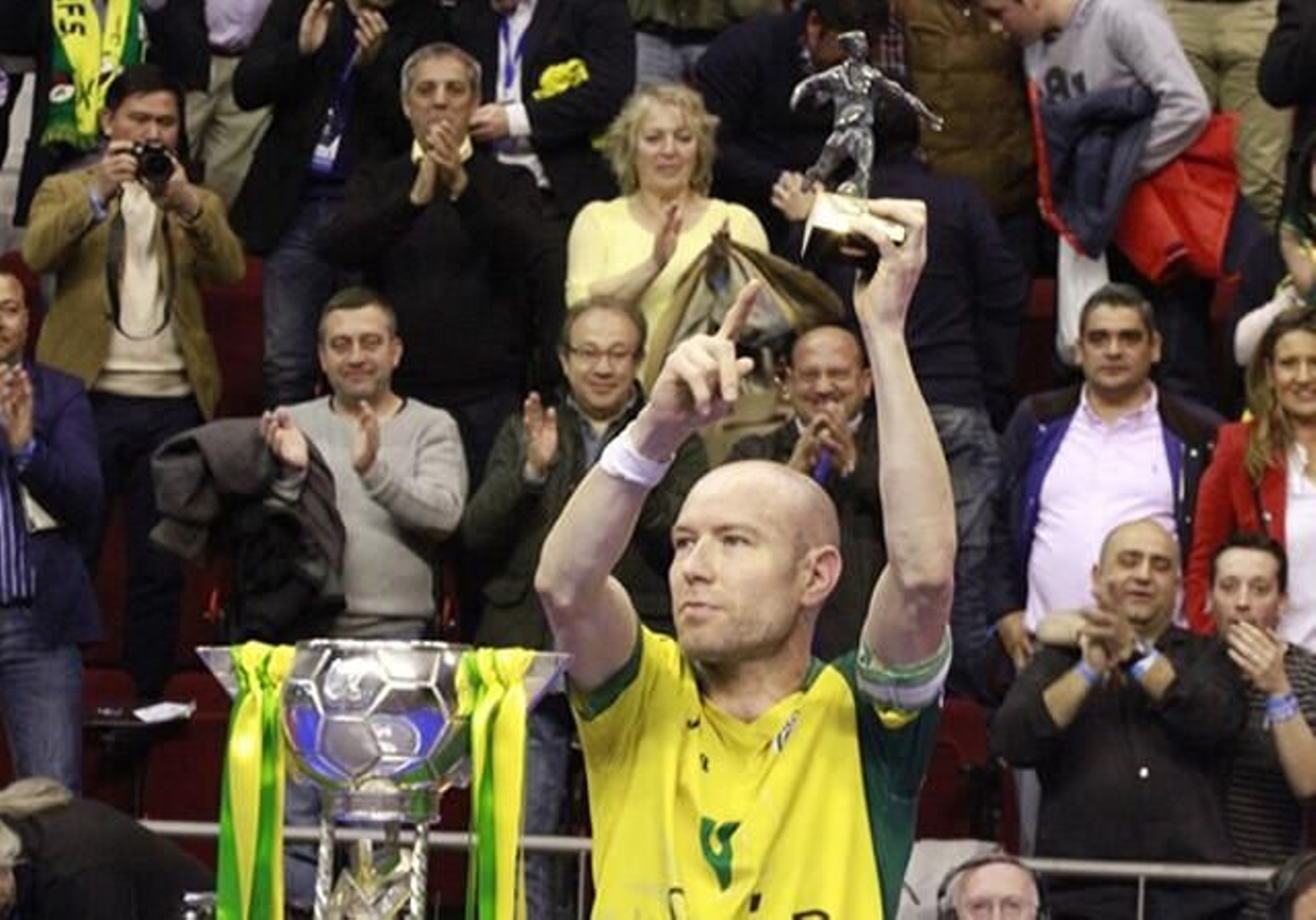 José López levanta el trofeo de MVP de la Copa de España.