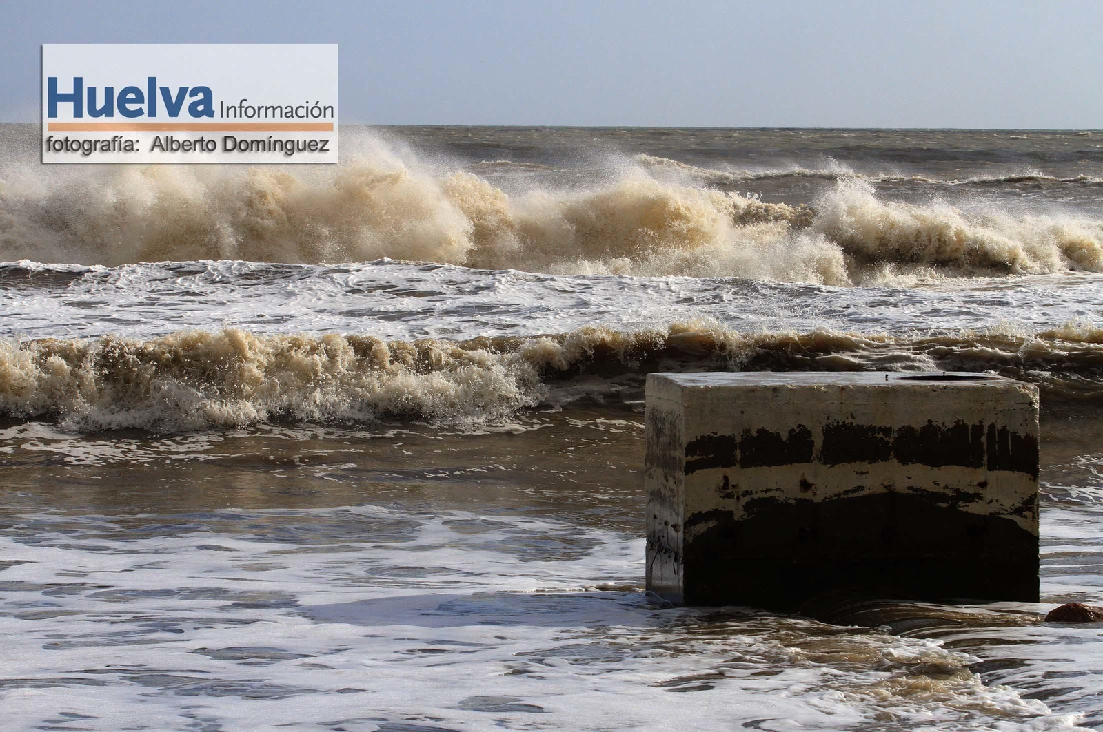 Imágenes de la visita de Rajoy y Susana Díaz a la playa de La Antilla
