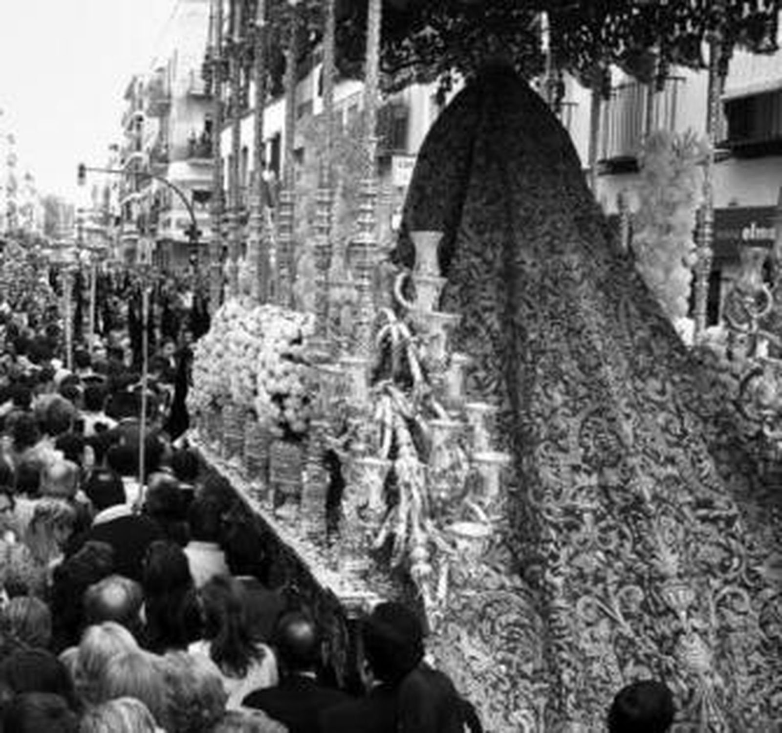 La Esperanza Macarena con el manto de la coronación.