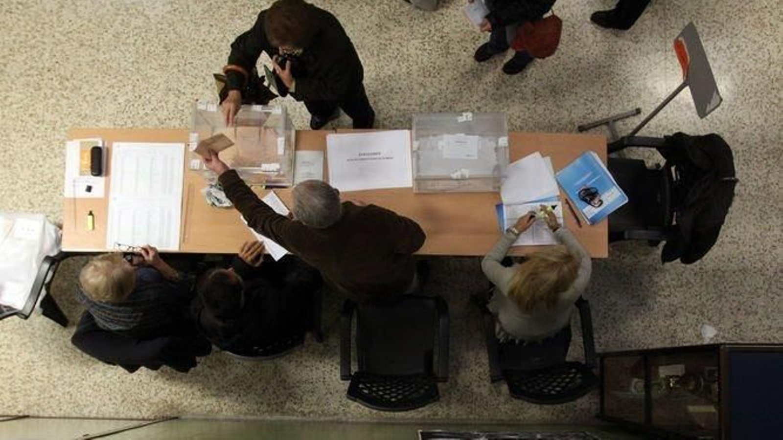 Urnas preparadas en un colegio electoral.