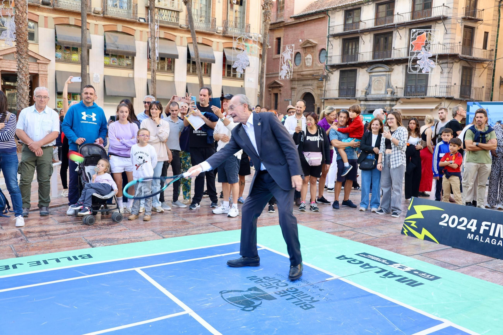 El alcalde De la Torre se anima a jugar con Conchita Martínez en la presentación de la BJKC