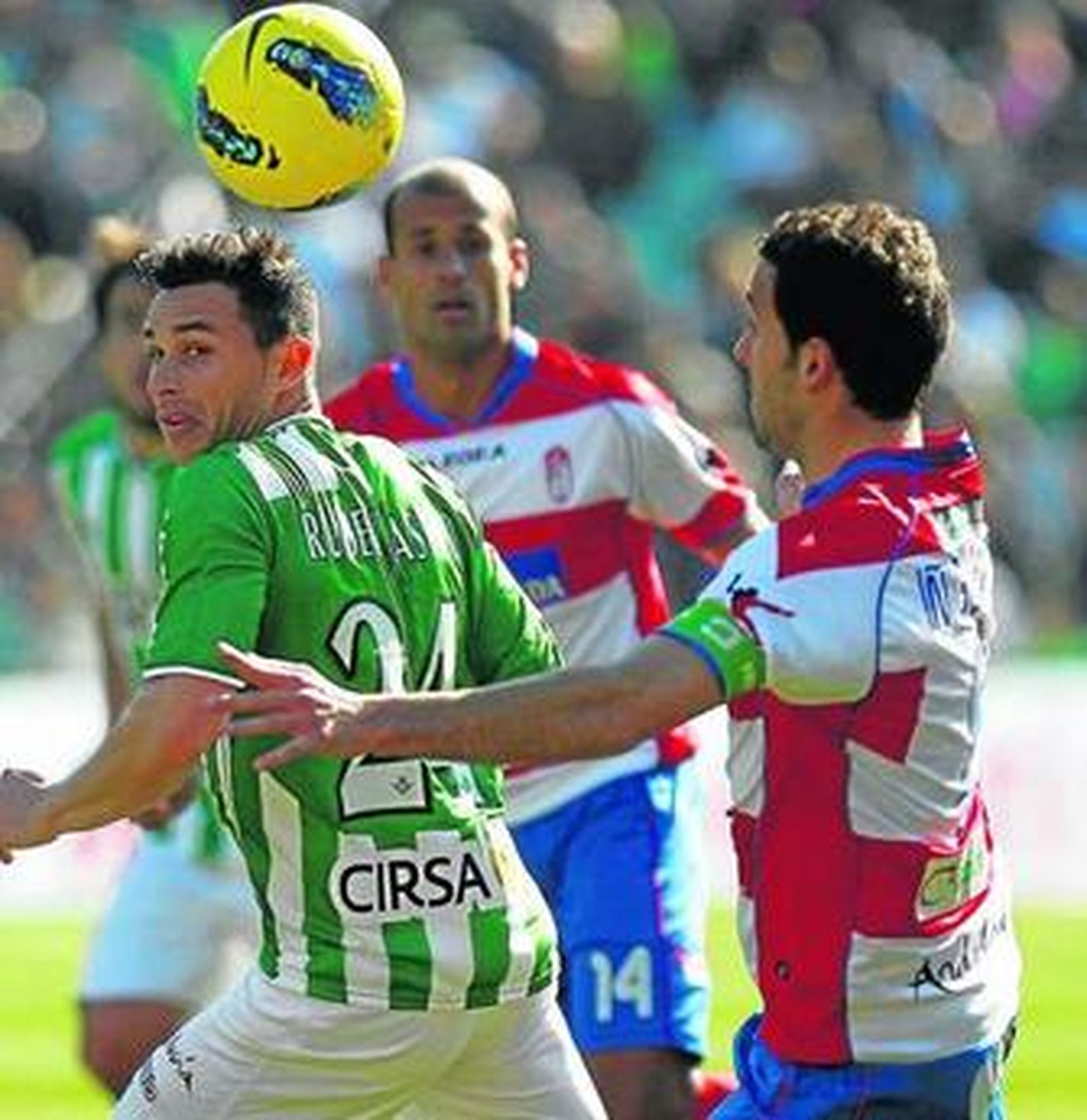 Rubén Castro disputa el balón con el capitán del Granada, Íñigo López.