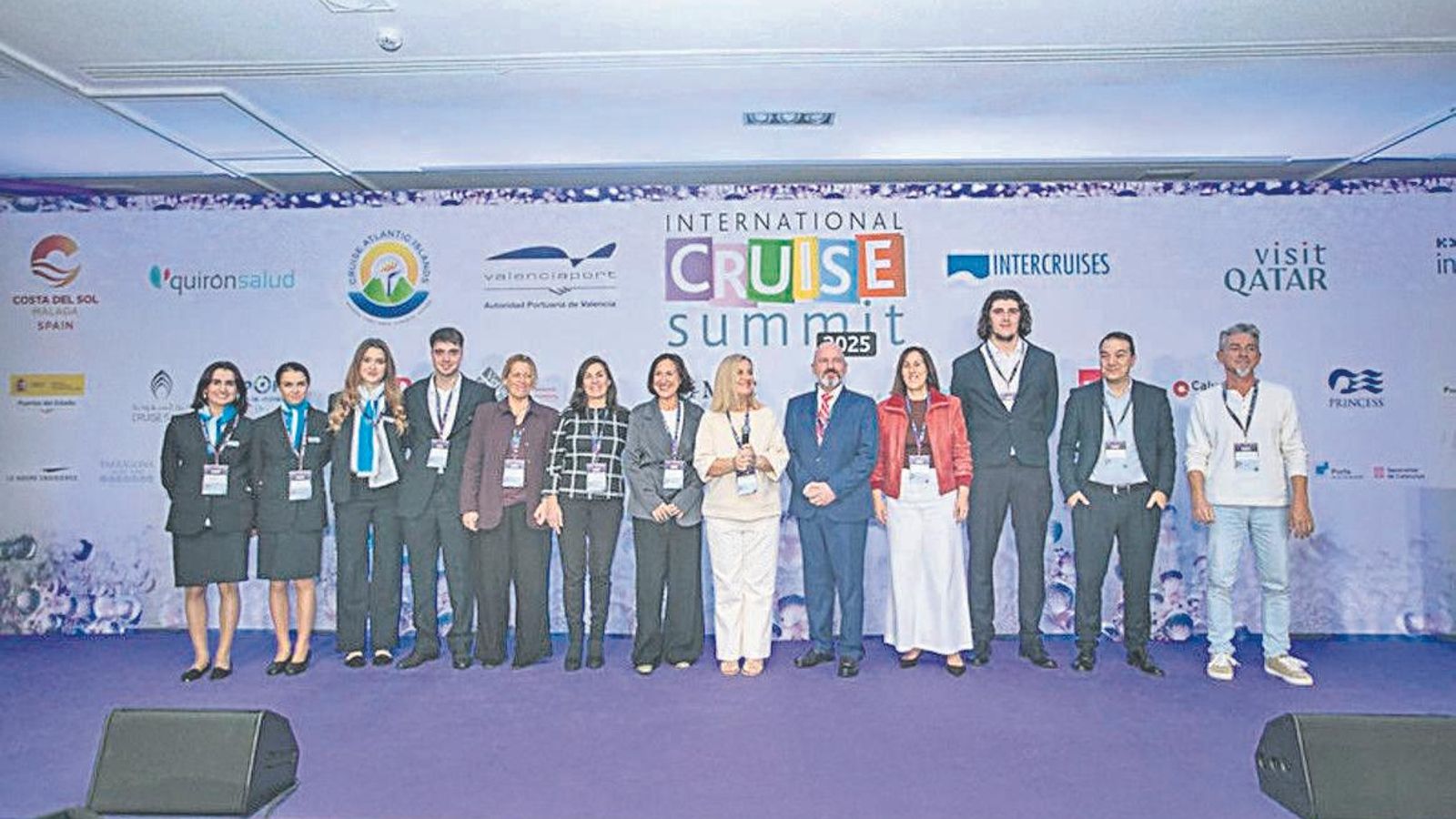 Virginia López Valiente, en el centro del grupo de participantes en el último International Cruise Summit.