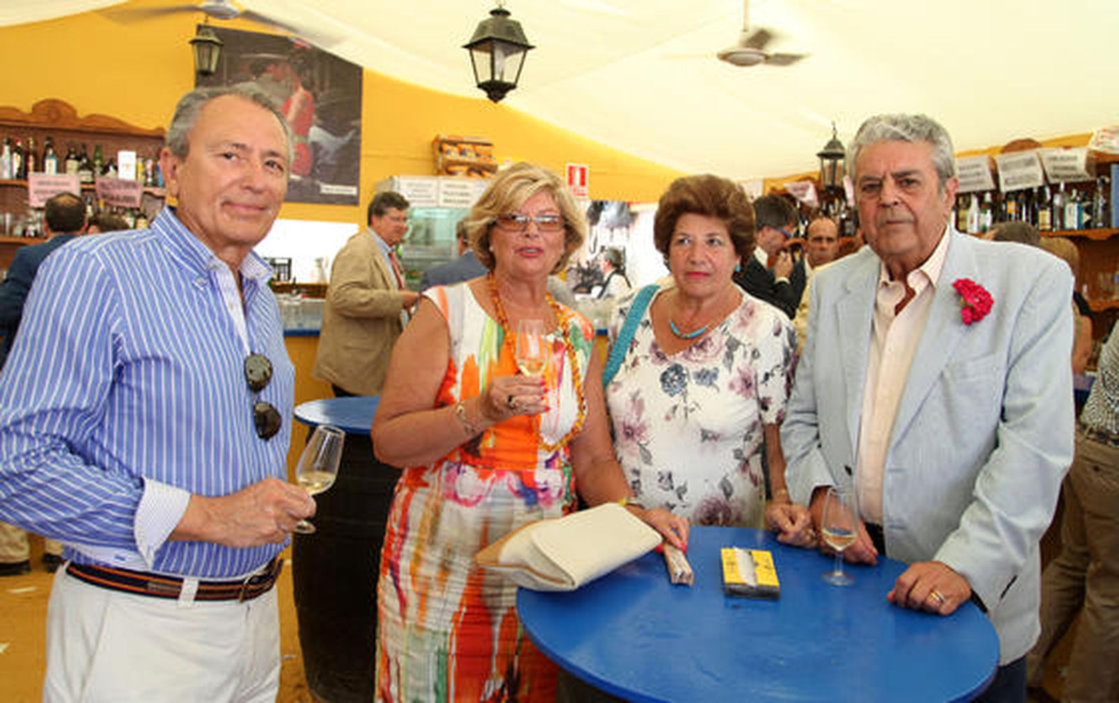 El pintor Ricardo Muñoz junto a su esposa, María Dolores Ramírez, y el inspector médico Braulio Rodríguez con su mujer, María del Carmen Retamal.

Foto: Vanesa Lobo