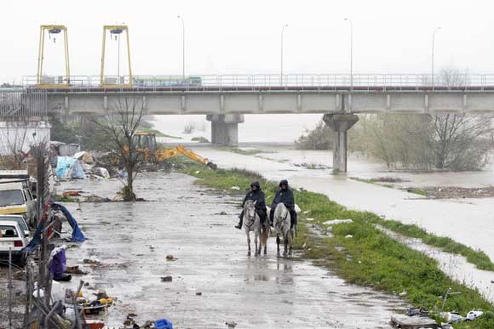 El desalojo comenzó a primeras horas de la mañana del jueves ante el riesgo de crecida en el Guadalquivir. 

Foto: Juan Carlos Muñoz