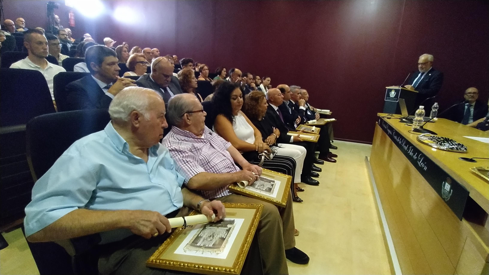 Homenaje a los hermanos más antiguos de la Soledad en San Fernando
