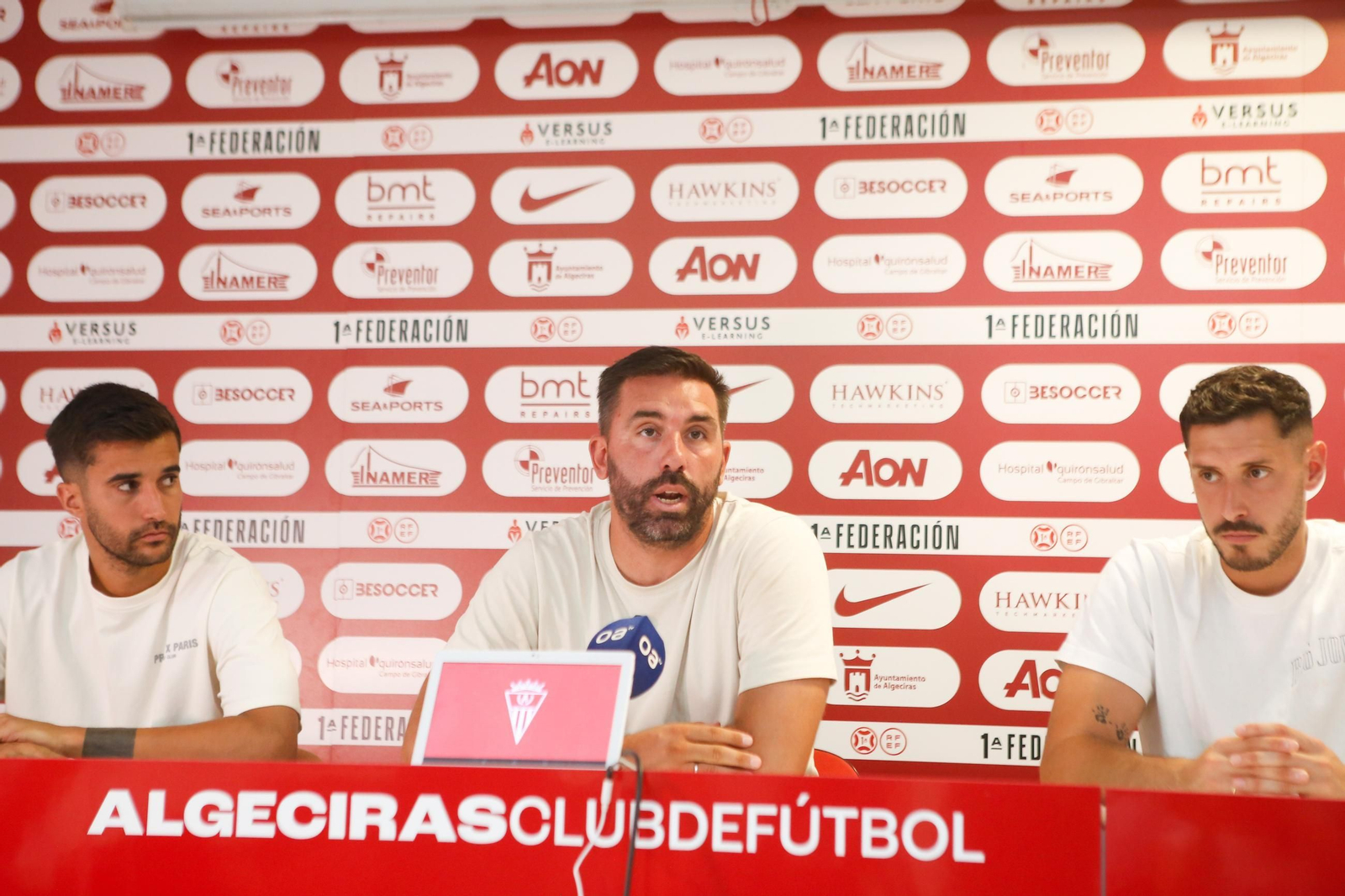 Jordi Figueras, en el centro, durante la presentación de los nuevos porteros albirrojos