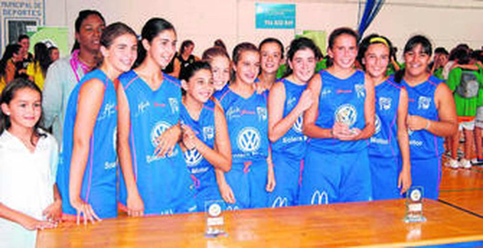 Las jugadoras jerezanas celebraron el título conseguido en el pabellón puertorrealeño.