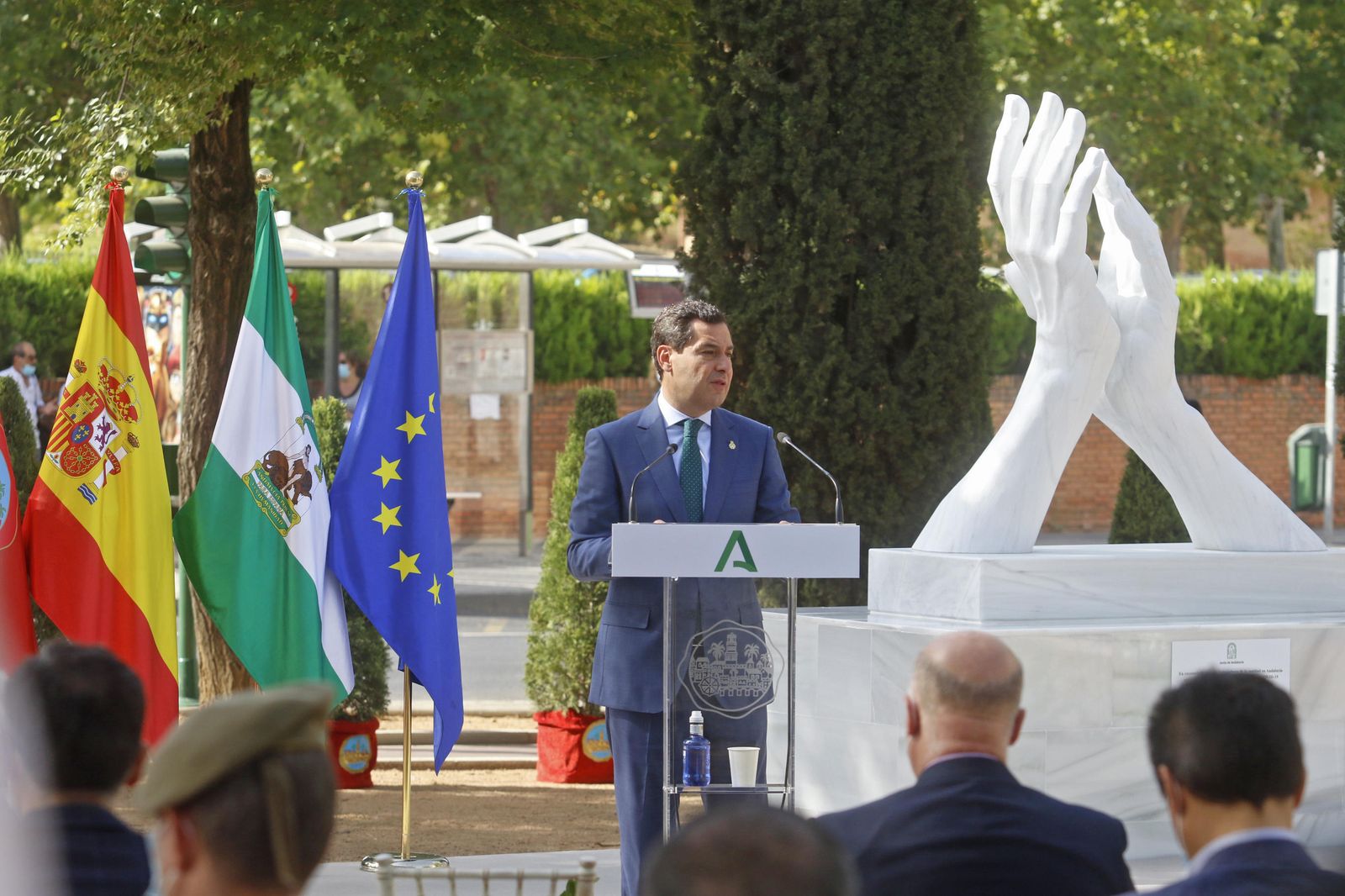 La escultura en honor a los sanitarios en Córdoba, en fotos