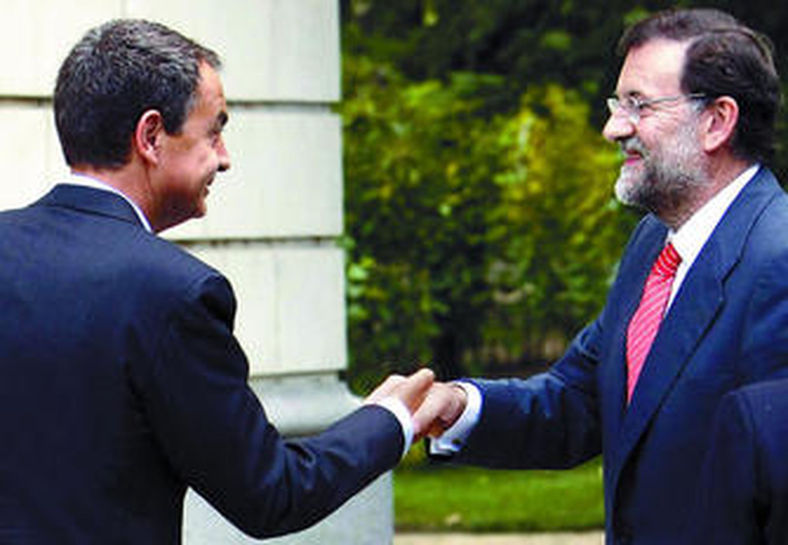 José Luis Rodríguez Zapatero recibe a Mariano Rajoy en la escalinata de La Moncloa.