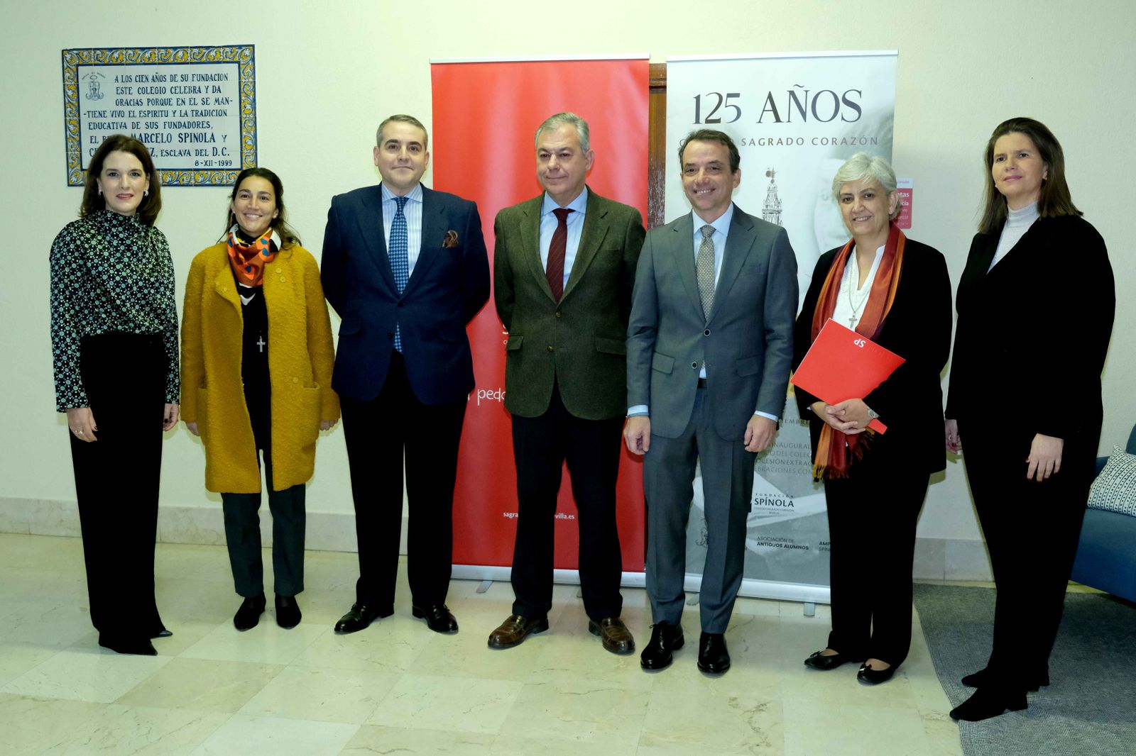 El alcalde con el equipo directivo del centro y la presidenta de la la Fundación Spínola..