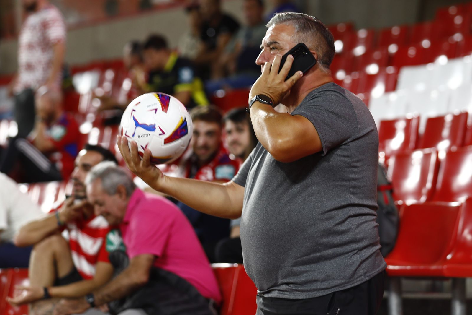 Encuéntrate en la grada en el Granada CF - FC Barcelona
