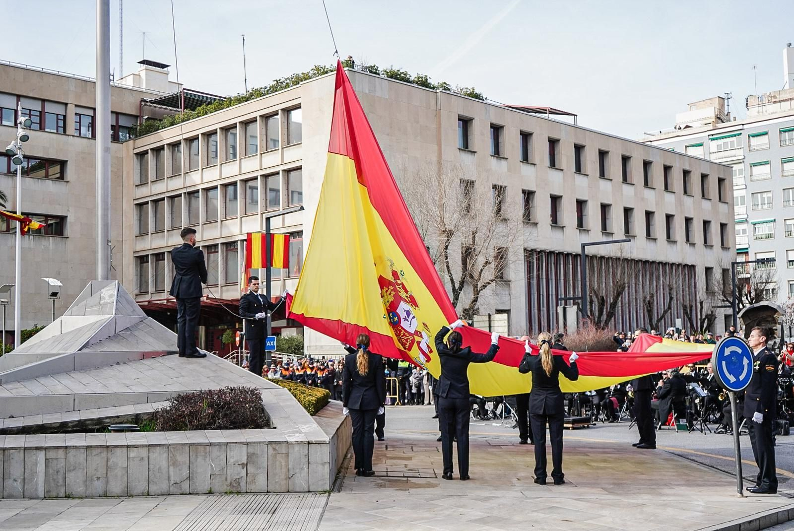 Fotogalería: Granada iza la bandera de España en el bicentenario de la Policía Nacional