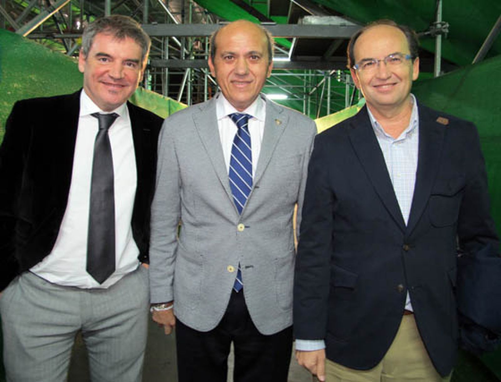 Manuel Vizcaíno (subdirector general de Organización y Gestión); José María del Nido (presidente) y José Castro (vicepresidente) del Sevilla FC.

Foto: Victoria Ramírez