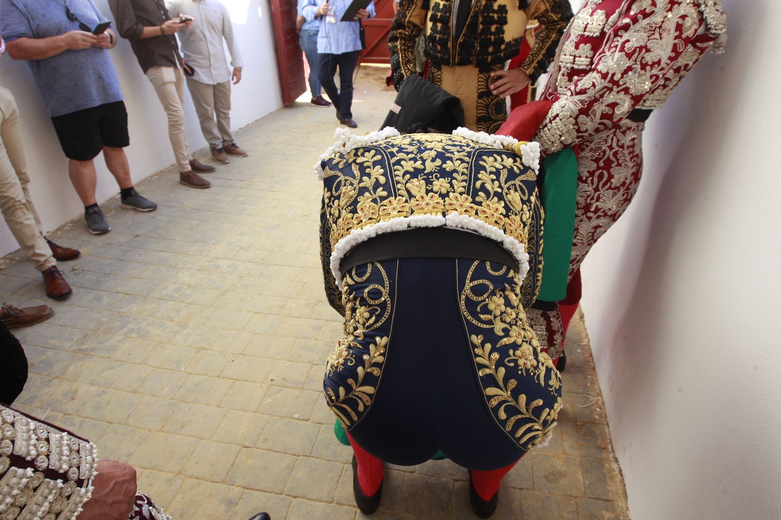 Imágenes del 'ambiente' en la corrida de toros de la Feria de Almería, con los diestros Morante de la Puebla, El Juli y Tomás Rufo