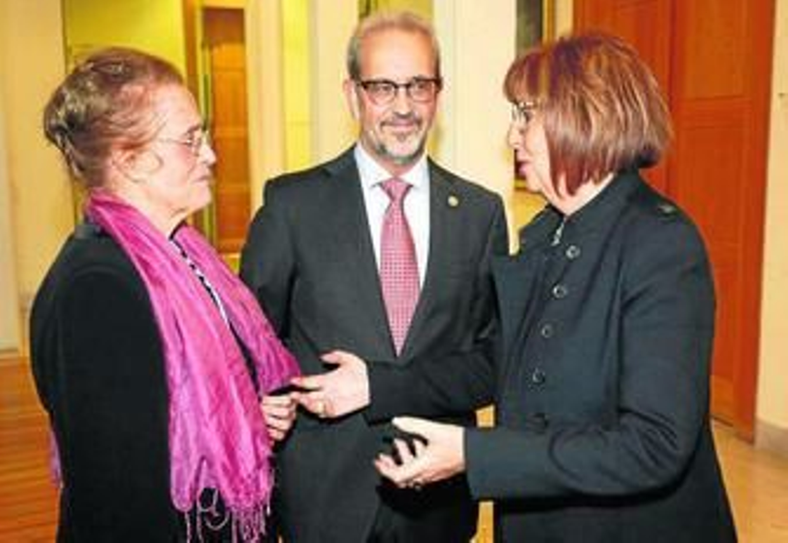 María Victoria Atencia, junto a los rectores Daniel Hernández Ruipérez y Adelaida de la Calle, ayer, en el Rectorado.