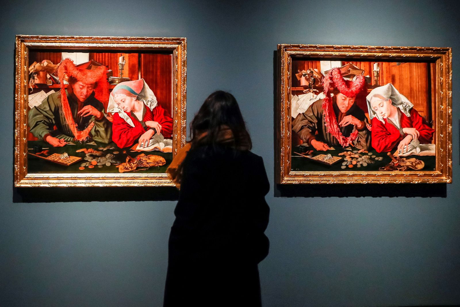 Una visitante ante 'El cambista y su mujer' en la muestra del Prado.